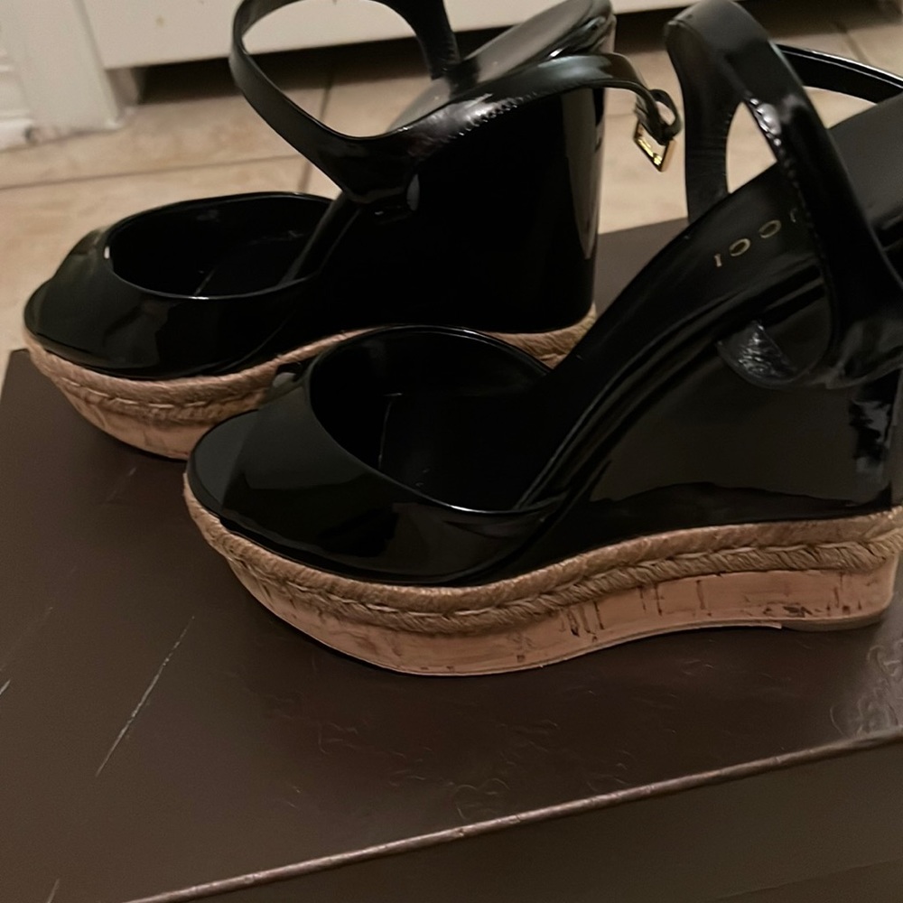 Gucci patent leather wedges 37